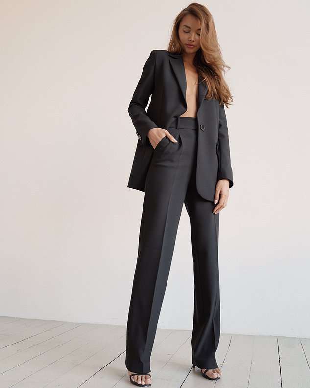 
                    Oversize blazer with Evelyn trousers
                  