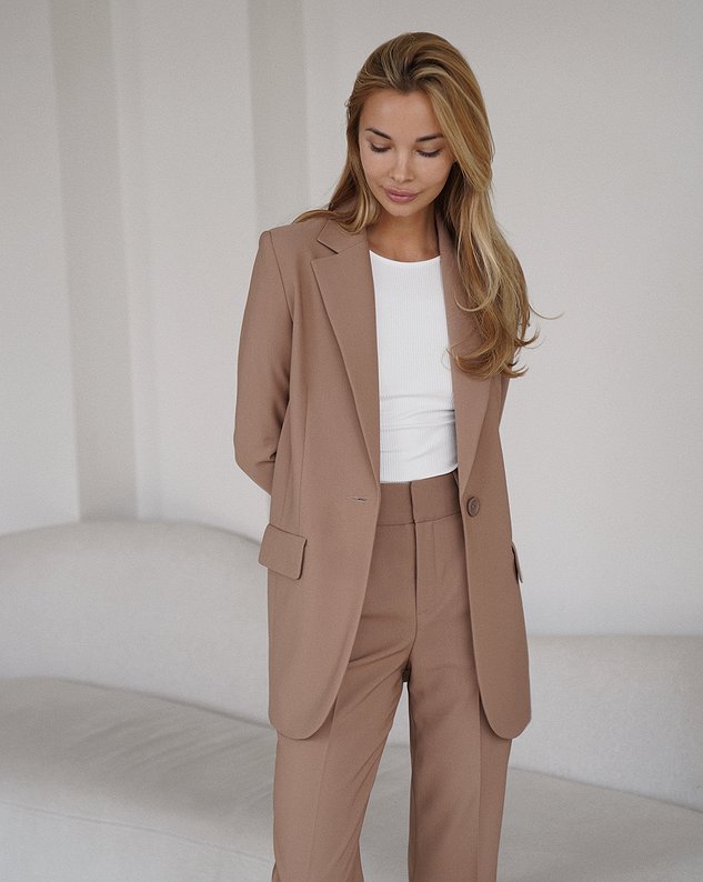 
                    Oversize blazer with Evelyn trousers
                  